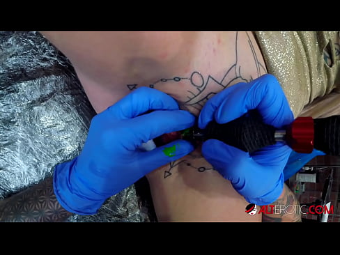 ❤️ La bomba Sully Savage, molt tatuada, es va tatuar al clítoris Porno al ca.mathem-1-class.ru
